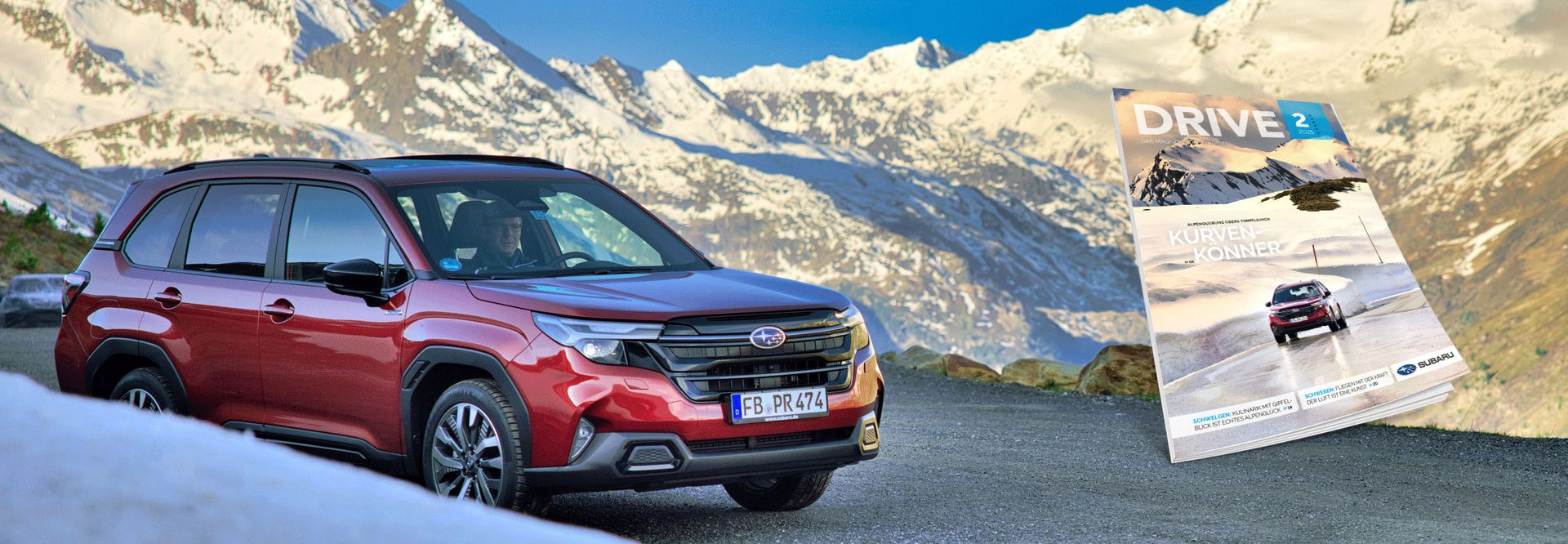 Roter Subaru Forester mit Gebirge im Hintergrund und neuem DRIVE Cover