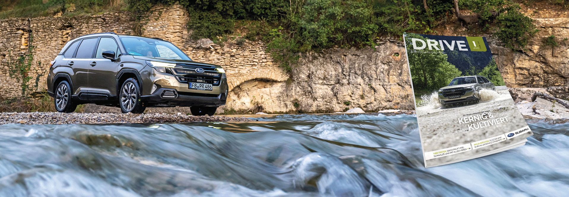 Dunkelgrauer Forester steht am Ufer hinter fließendem Wasser vor Felswand und das neue Subaru Drive Magazin ist daneben eingefügt.